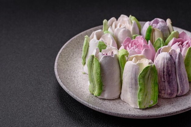 Foto maravilhosos e saborosos marshmallows em forma de botões de tulipa