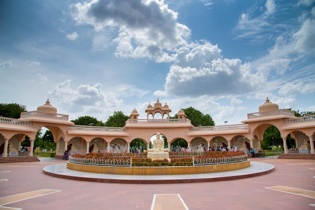Una maravilla arquitectónica en Anand Sagar Shri Saint Gajanan Maharaj Sansthan Anand Sagar es un lugar de atracción turística de Shegaon Maharashtra India