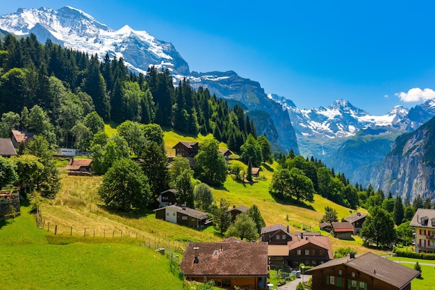 Maravillosa aldea de montaña sin coches Wengen, en el Oberland bernés en Suiza. El Jungfrau es visible al fondo