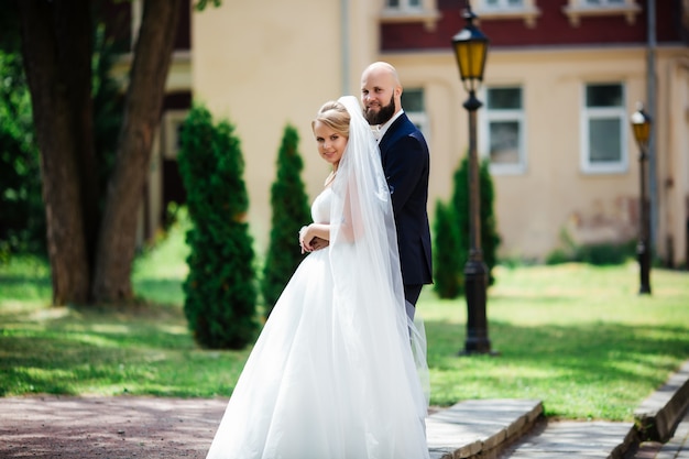 Maravillosa boda en un día soleado hermosa pareja