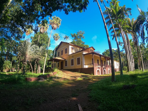 Maravillosa casa en medio de la naturaleza en Brasil, enfoque selectivo.