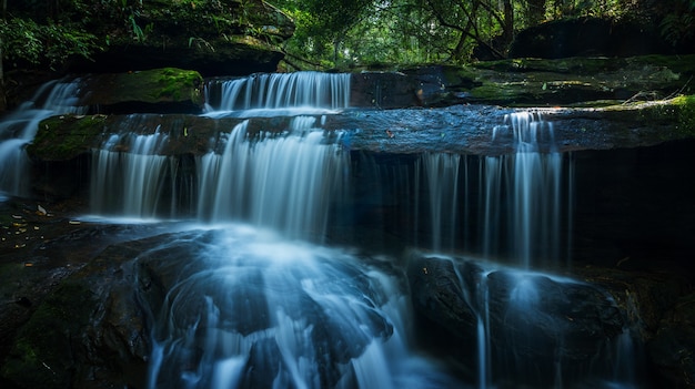 Maravillosa cascada, situada en la provincia de Loei, Tailandia