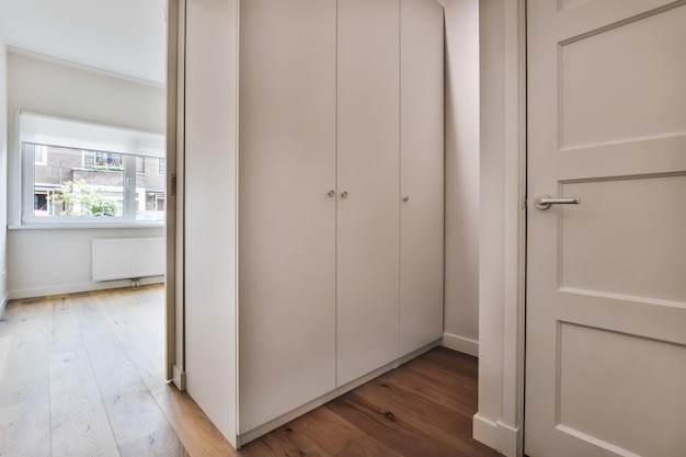 Una maravillosa habitación vacía con suelo de madera y paredes blancas.