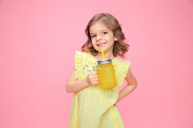 Maravillosa niña con bebida de verano