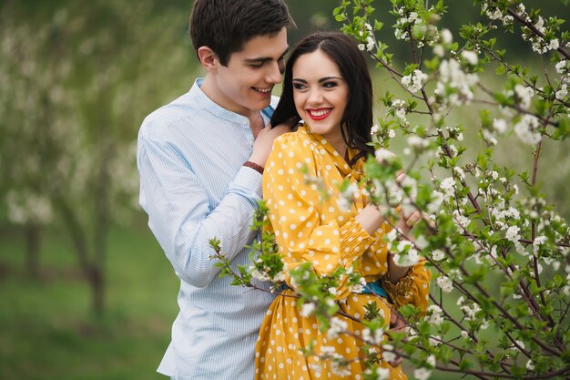 Maravillosa pareja joven en el jardín