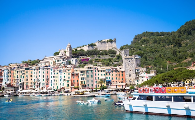 Maravillosa postal de Porto Venere durante un día soleado de verano, Italia