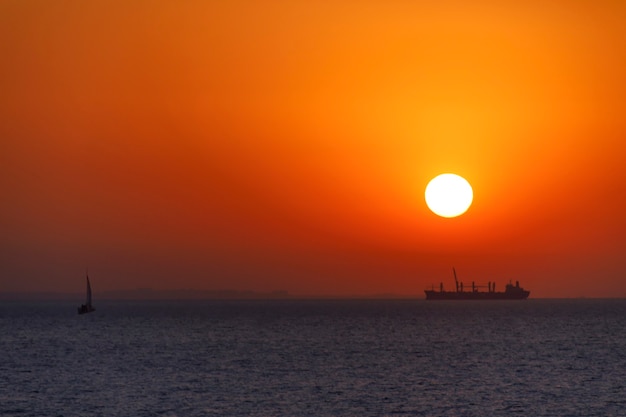 Maravillosa puesta de sol naranja sobre el mar