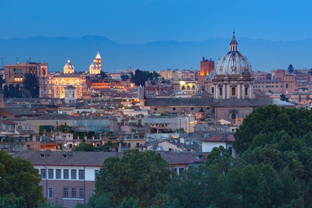 Maravillosa vista aérea de Roma con tejados e iglesias al atardecer en Roma, Italia