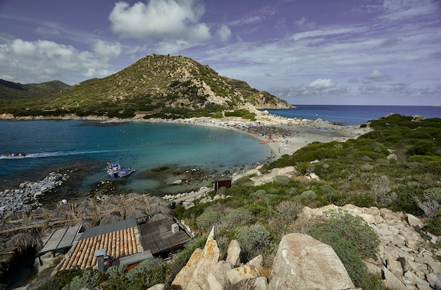 Maravillosa vista de la bahía natural de Punta Molentis en el sur de Cerdeña