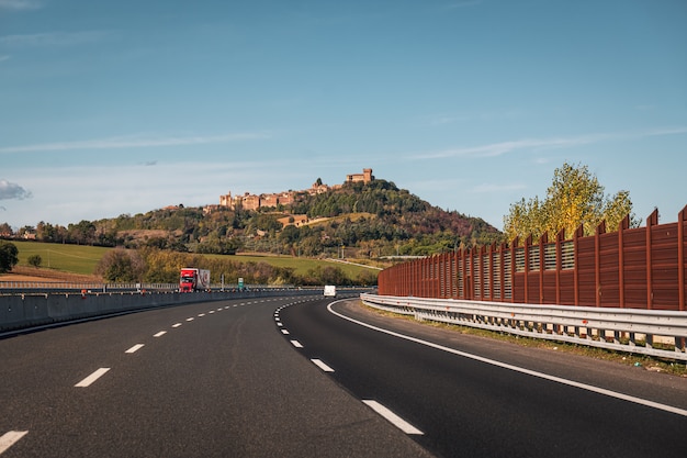 Maravillosa vista del castillo medieval de San Marino