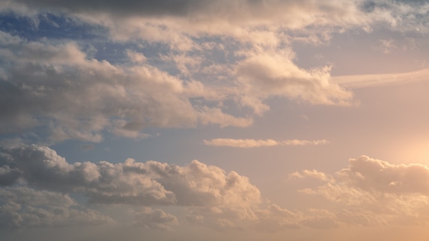 Maravillosa vista del cielo de nubes cúmulos con la luz del sol naranja al atardecer de verano. Cloudscape hermoso como panorama de fondo de naturaleza al atardecer. Clima de la luz natural del sol dorado