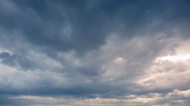 Maravillosa vista del cielo de nubes cúmulos con la luz del sol del verano. Hermoso celaje como panorama de fondo de naturaleza. Clima de la luz natural del sol amarillo