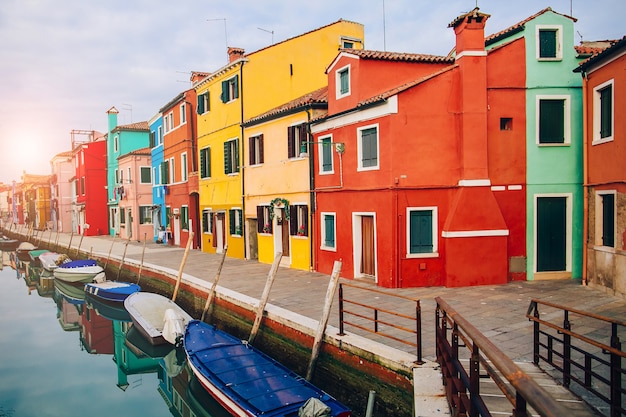 Maravillosa vista de coloridos edificios en el paseo marítimo