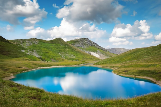 maravillosa vista de un lago entre las montañas verticales