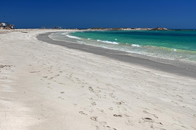 Maravillosa vista de la laguna a orillas del mar playa de arena blanca y mar azul isla de Djerba Túnez