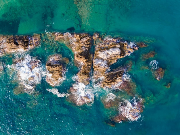 maravillosa vista del mar y la costa desde el aire