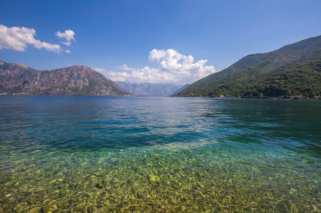 Maravillosa vista del mar, las montañas y el cielo azul en la bahía de Boka Kotorska, cerca de la ciudad de Kotor, Montenegro