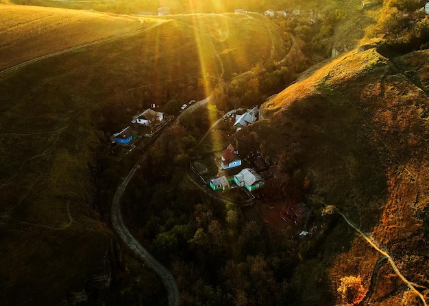 Maravillosa vista otoñal de la aldea al pie del castillo de Kamianets-Podilskyi, Ucrania, Europa. Fondo del concepto de viaje. Foto de alta calidad