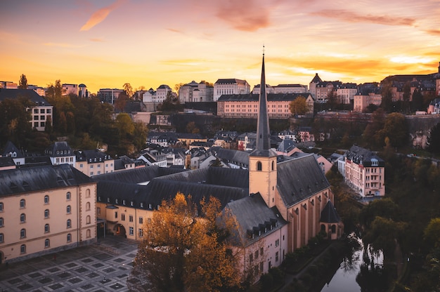 Maravillosa vista sobre la ciudad vieja de luxemburgo.