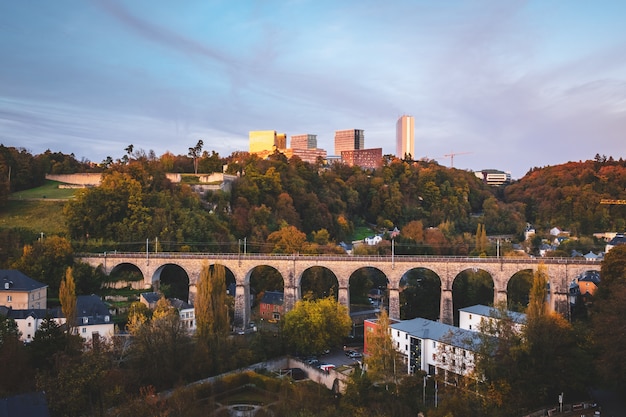 Maravillosa vista sobre la ciudad vieja de luxemburgo.