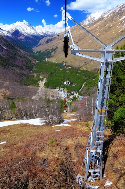 Maravillosa vista del teleférico en las montañas. Elbrus