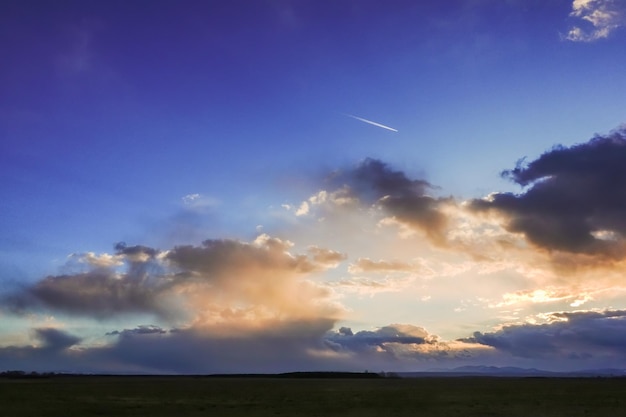 Maravillosas nubes coloridas en el cielo azul después de la lluvia y la tormenta