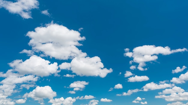 Maravillosas nubes cúmulus blancas en el cielo azul