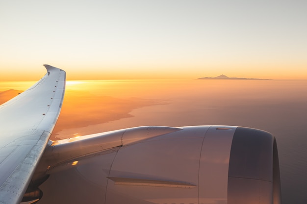 Maravillosas vistas aéreas al atardecer del Teide vistas desde la ventana del avión en Gran Canaria. Tenerife, Islas Canarias, España. La montaña más alta de España.