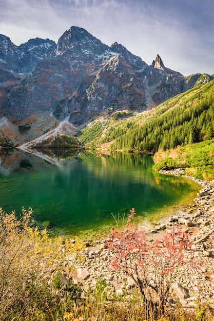 Maravilloso amanecer en el lago de las montañas Tatra en otoño