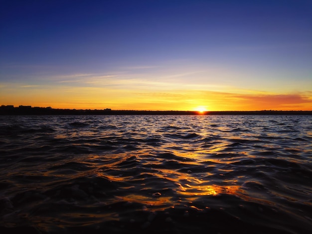 Maravilloso amanecer en el lago con el reflejo del sol en el agua