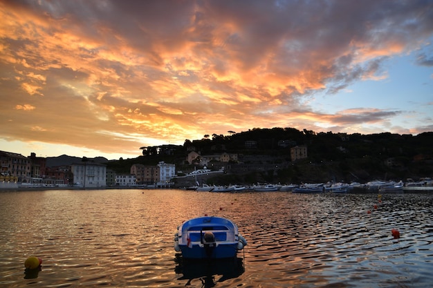 Maravilloso amanecer en la playa de la Bahía del Silencio en Liguria un ambiente de ensueño