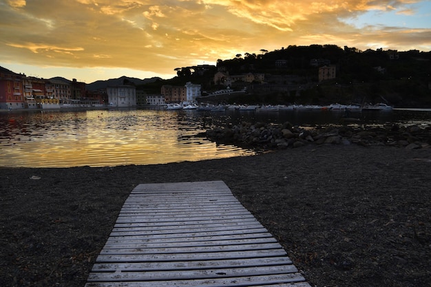 Maravilloso amanecer en la playa de la Bahía del Silencio en Liguria un ambiente de ensueño