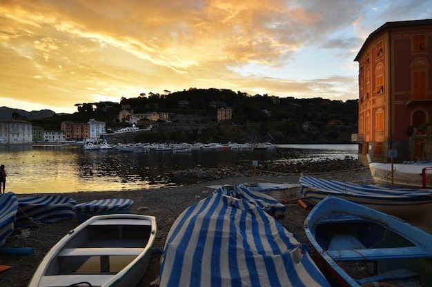 Maravilloso amanecer en la playa de la Bahía del Silencio en Liguria un ambiente de ensueño