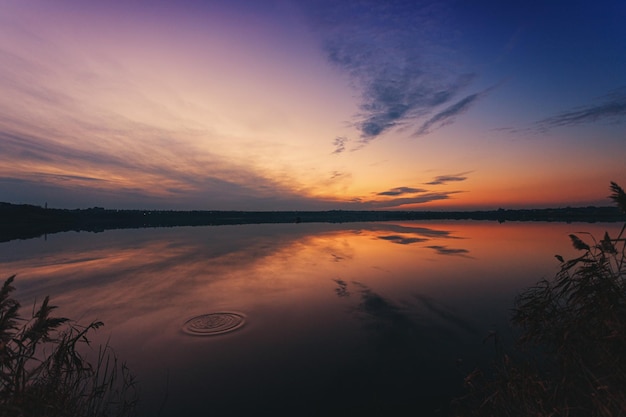 Un maravilloso amanecer en el río con un reflejo en el agua.