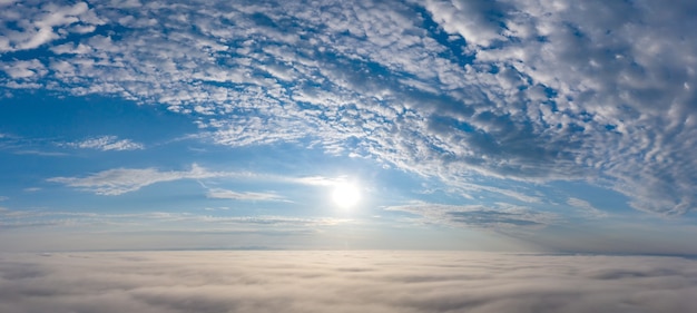 Maravilloso amanecer sobre las nubes. nubes blancas y cielo azul.