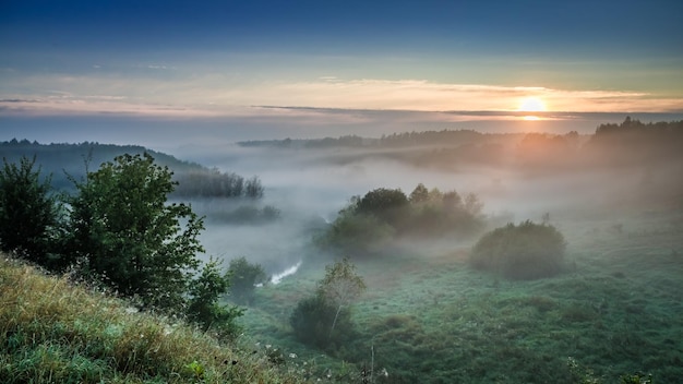 Maravilloso amanecer en el valle brumoso en otoño de Europa