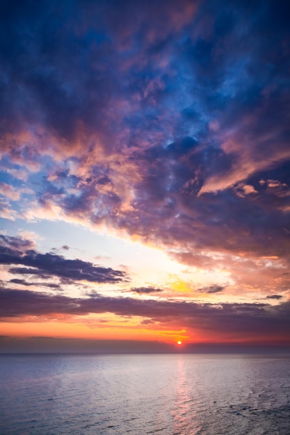 Maravilloso atardecer sobre el mar en calma en verano con sol