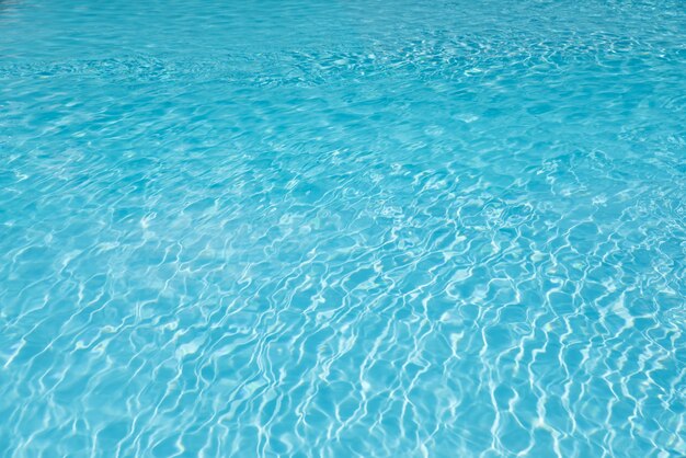 Maravilloso azul y brillante ondulación agua y superficie en la piscina, movimiento hermoso ola suave en la piscina