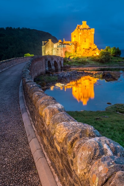 Maravilloso castillo iluminado de Eilean Donan al atardecer Escocia