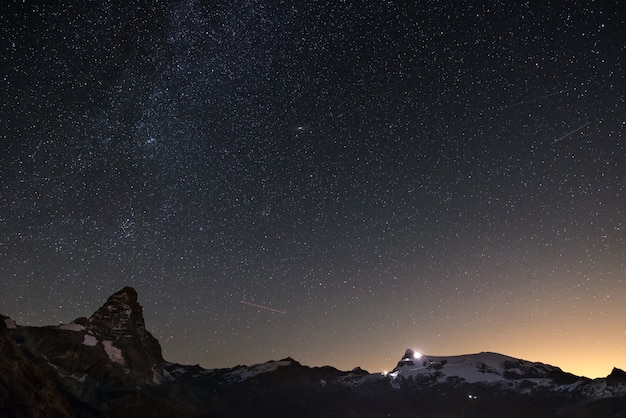 Maravilloso cielo estrellado sobre el pico de la montaña Matterhorn (Cervino) y el fondo de los glaciares Monte Rosa