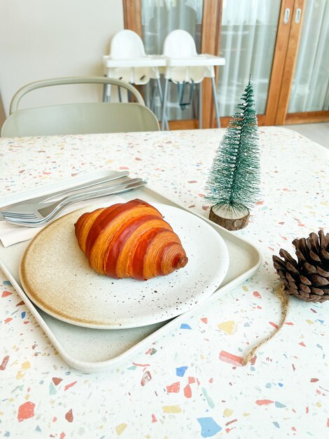 Foto un maravilloso desayuno italiano tradicional en una mesa de mármol un delicioso croissant en el plato