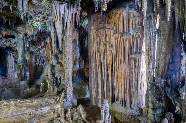 maravilloso de estalactita y estalagmita en la cueva Tham Lay Khao Kob en Trang, Tailandia