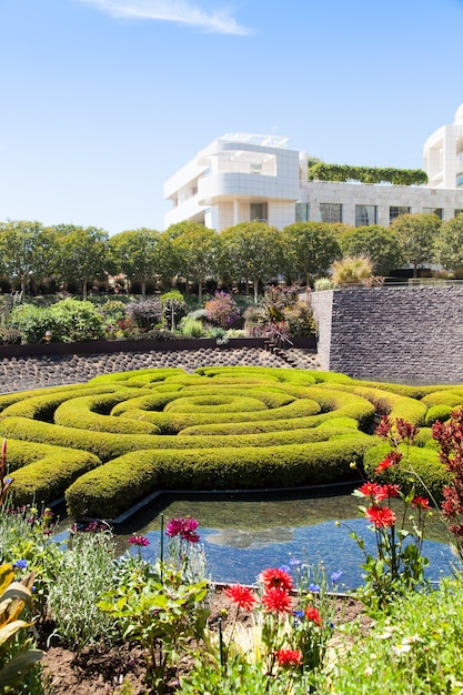 Maravilloso laberinto de jardín durante un día soleado