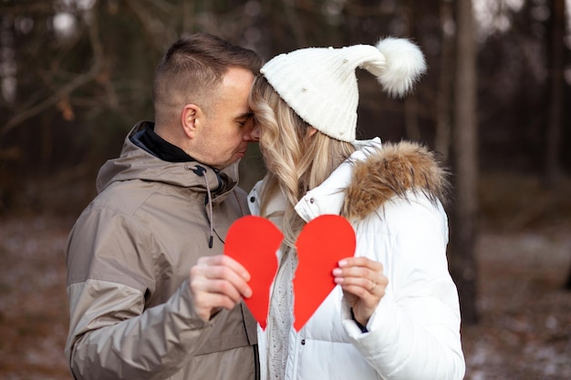 Maravilloso momento de reconciliación de pareja enamorada en el día de los enamorados. Unión de las dos mitades del corazón es símbolo de amor. Juntos de nuevo. Concepto de desarrollo adecuado de relaciones. Perdón .