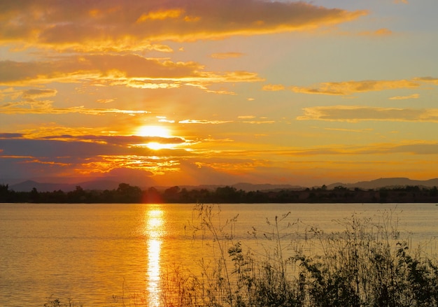 Maravilloso paisaje al atardecer sobre el lago