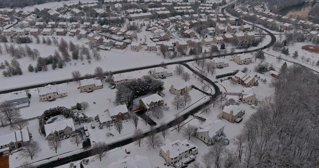 Maravilloso paisaje invernal con casas en una pequeña ciudad residencial nevada durante un invierno después de la tormenta de nieve