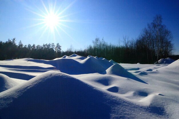 Maravilloso paisaje invernal Hermoso paisaje matutino de pequeñas colinas nevadas en invierno Mañana helada y soleada La belleza del invierno y la calidez del sol