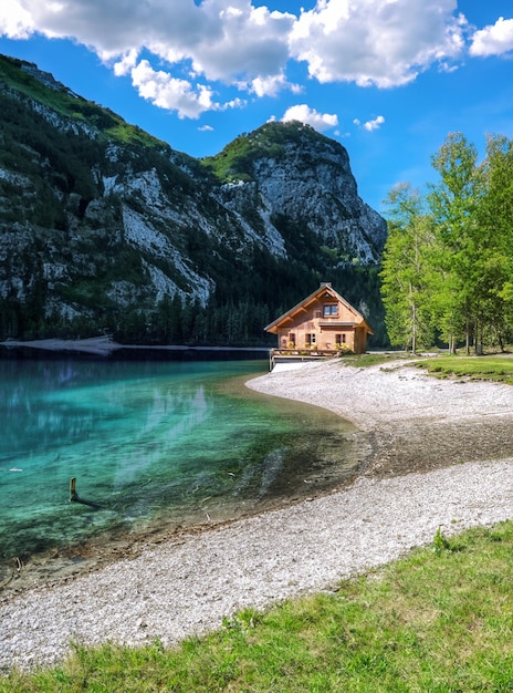 Maravilloso paisaje de un lago entre las montañas.