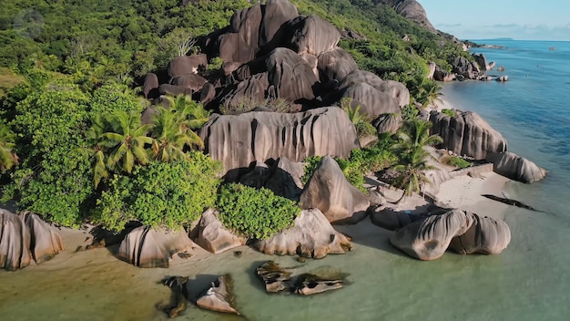 Maravilloso paisaje marino con una costa rocosa