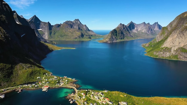 Maravilloso paisaje marino con una costa rocosa